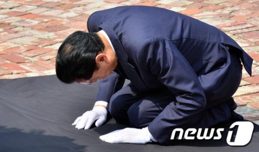 韓国でひざまずき謝罪  鳩山 由紀夫元首相の行動に波紋
