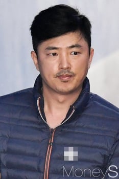고영태 체포적부심 출석. 고영태 전 더블루K 이사(가운데)가 오늘(13일) 서울 서초구 서울중앙지방법원에서 열린 체포적부심 심문기일에 출석하고 있다. /사진=임한별 기자