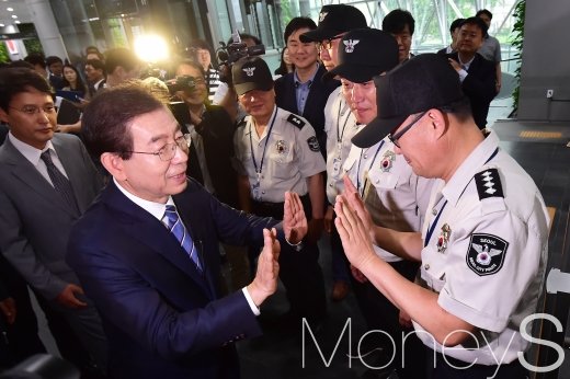 [머니S포토] 3선 박원순, 청원경찰들과 '하이파이브'