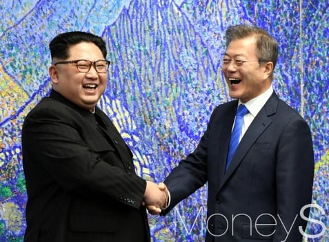 지난 4월27일 문재인 대통령과 김정은 국무위원장이 악수하고 있다. / 사진=한국공동사진기자단