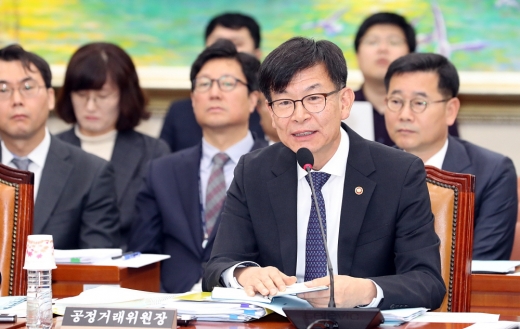 김상조 공정거래위원장이 15일 오전 서울 여의도 국회에서 열린 정무위원회의 공정거래위원회, 한국소비자원, 한국공정거래조정원 국정감사에 출석하여 답변을 하고 있다. / 사진=뉴시스 이종철 기자