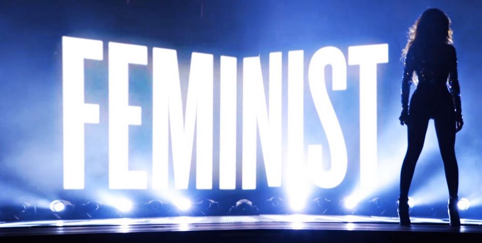 2014년 '페미니스트'라고 쓰인 표지판을 배경으로 공연한 비욘세/사진=Bloomberg 