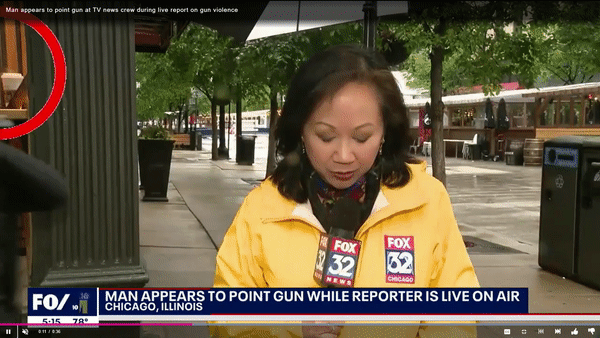 미국 시카고에서 한 남성이 길거리에서 뉴스 생방송 중이던 카메라맨을 총으로 위협하는 사건이 발생했다. 영상은 해당 남성이 카메라맨을 향해 총을 겨누고 사라지는 모습. /영상=미 매체 뉴욕포스트(FOX 뉴스)