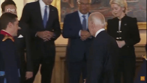 조 바이든 미국 대통령이 지난 29일(현지시각) 북대서양조약기구(NATO) 정상회의에서 윤석열 대통령에게 '노룩(No Look) 악수'를 청하는 모습이 포착됐다. /영상=스페인 방송매체 RTVE 공식 유튜브