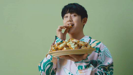 푸라닭 치킨이 신메뉴 '텐더 고추마요' TV 광고를 공개했다.(푸라닭치킨 제공)