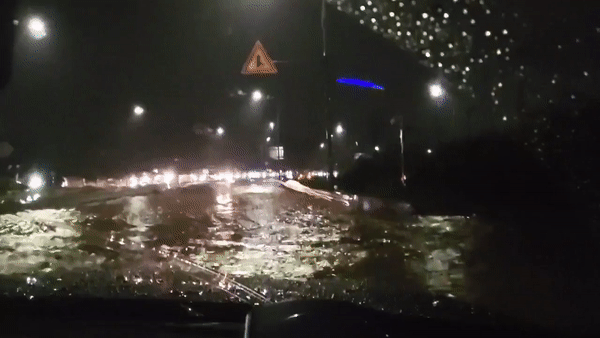 폭우로 수도권이 잠긴 날 침수된 차량에서 빠져나왔던 BMW 차주가 차량의 상태에 대해 글을 작성했다. 영상은 차가 침수될 당시의 모습. /영상=온라인 커뮤니티 '에펨코리아' 갈무리