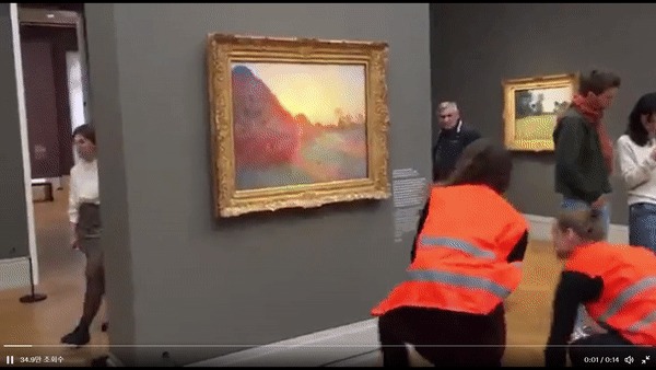 지난 23일(현지시각) 로이터에 따르면 프랑스 출신의 인상주의 거장 클로드 모네(1840∼1926년)의 작품 '건초더미'가 환경운동가들이 던진 으깬 감자를 맞았다. 영상은 환경운동가들이 '건초더미'에 으깬 감자를 던지는 모습. /영상=트위터 캡처