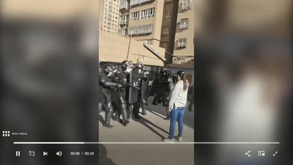 시위 진압을 위해 투입된 중국 무장 경찰을 홀로 막아선 여성이 화제다. 영상은 해당 여성이 무장 경찰과 대치하는 모습. /영상=유튜브 캡처