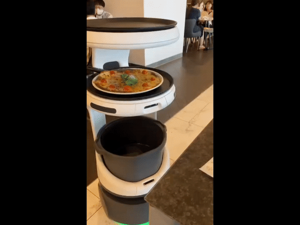 로봇의 도입으로 직원뿐만 아니라 고객의 만족도도 함께 향상됐다. 영상은 서울 마포구에 위치한 한 식당에서 운영 중인 서빙로봇. /영상=서진주 기자