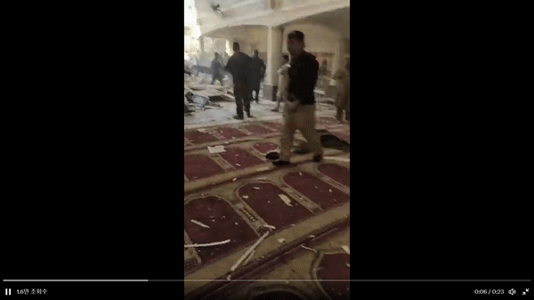 파키스탄의 한 이슬람 사원에서 경찰을 노린 자살 폭탄 테러로 230여명의 사상자가 발생했다. 영상은 사건 직후 모습. /영상=트위터 캡처