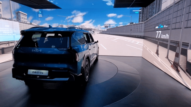 기아가 '기아 EV 언플러그드 그라운드'에 대형 전기 SUV 'EV9'의 자율주행 기능을 체험할 수 있는 공간을 마련했다. /영상=김창성 기자