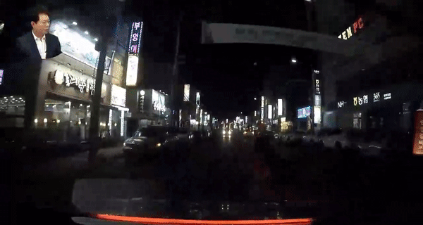아이를 안은 여성이 무단횡단하다 차에 부딪힌 사고가 발생해 운전자에게 안전 운전 의무 위반 처분이 내려진 가운데 누리꾼이 해당 여성을 향해 비판의 목소리를 높였다. 영상은 지난 2월8일 오후 8시쯤 부산 동래구 한 도로에서 아이를 안은 여성이 무단횡단하다가 차량과 부딪힌 장면. /영상=유튜브 채널 '한문철 TV'