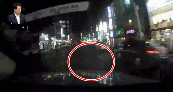 아이를 안은 여성이 무단횡단하다 차에 부딪힌 사고가 발생해 운전자에게 안전 운전 의무 위반 처분이 내려진 가운데 누리꾼이 해당 여성을 향해 비판의 목소리를 높였다. 사진은 지난 2월8일 오후 8시쯤 부산 동래구 한 도로에서 아이를 안은 여성이 무단횡단하다가 차량과 부딪힌 장면. /사진=유튜브 채널 '한문철 TV'