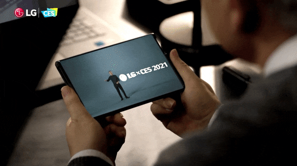 LG전자가 공개한 롤러블폰(화면을 두루마리처럼 말 수 있는 스마트폰). 롤러블 디스플레이를 중국 최대 디스플레이업체 BOE가 개발하고 있다. /사진제공=LG전자