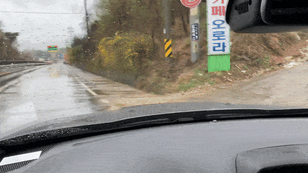 비오는 날 오르막 경사가 심한 도로를 주행하는 모습./사진=이강준 기자