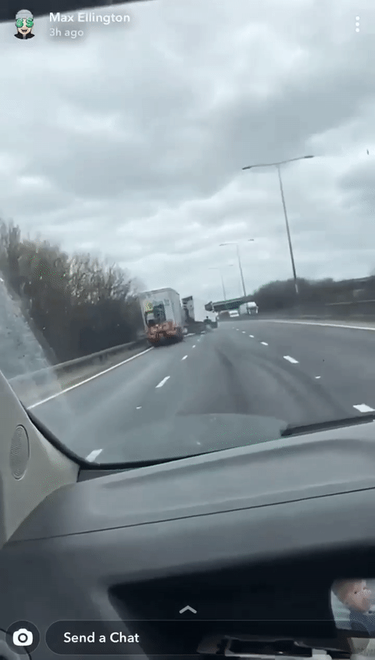 영국의 한 고속도로에서 대형 화물트럭이 도로 양 옆의 분리대를 들이받는 사고가 발생했다. /사진=페이스북