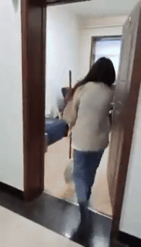 한 중국 여성이 자신을 성희롱한 직장 상사를 구타하는 모습이 담긴 영상이 온라인 상에 퍼지며 화제다. /사진=웨이보