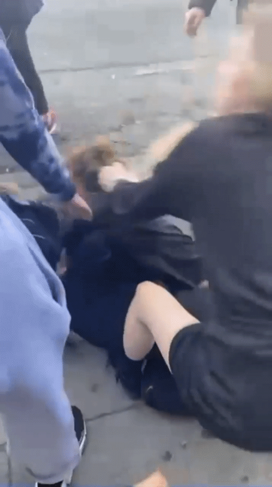 영국에서 한 13세 소녀가 또 다른 10대 소녀들에 둘러싸여 폭행 당하는 충격적인 사건이 벌어졌다. /사진=페이스북