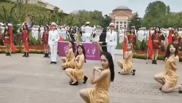 시진핑 중국 국가주석의 모교로 알려진 칭화대의 여학생들이 개교 110주년을 맞아 '섹시 댄스' 공연을 선보였지만 현지 여론은 싸늘한 반응이다. /사진=웨이보/뉴스1