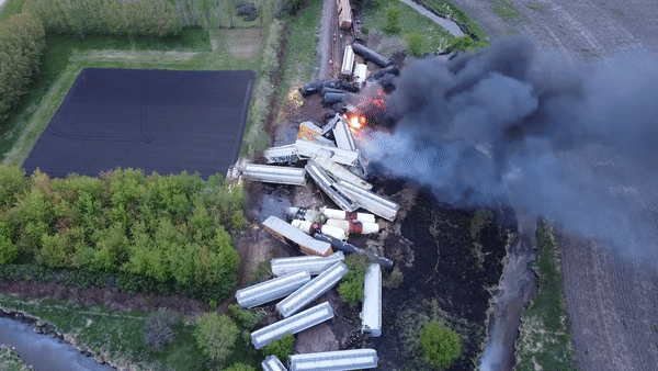미국에서 인화물질을 싣고 달리던 화물열차가 탈선해 열차 47량이 뒤엉키는 사고가 발생했다. /사진=네이선 민튼 페이스북