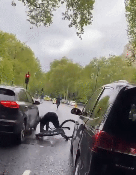 영국의 한 차량 운전자가 도로에서 자전거를 타다 넘어진 한 10대를 향해 그대로 돌진한 장면이 공개돼 공분이 일고 있다. /사진='Hackney Cyclist' 트위터 계정