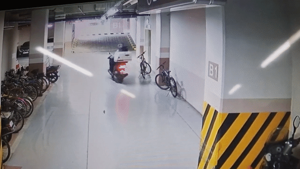 한 아파트 지하 주차장에서 나가려는 오토바이와 들어오는 차량이 부딪히는 사고가 발생했다. /사진=온라인커뮤니티