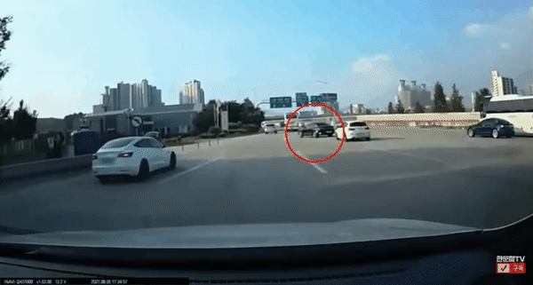 고속도로 요금소를 통과하던 중 대각선으로 진입을 시도하는 K5와 부딪힌 테슬라가 전복하는 사고가 발생했다. /사진=유튜브 '한문철TV'