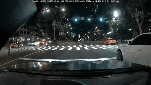흰색 캐딜락 차량 운전자 A씨가 지난 8월 10일 오전 3시쯤 서울 강남구 테헤란로에서 만취 상태로 운전대를 잡은 B씨의 BMW M2 차량과 추돌 사고를 일으키는 모습. 해당 영상은 B씨 차량의 블랙박스에서 촬영됐다. /영상=유튜브 한문철TV