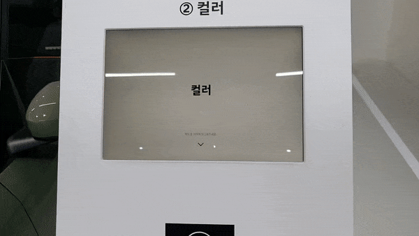 25일 오후 6시 30분쯤 서울 성수동에 위치한 '캐스퍼 스튜디오 성수'에서 기자가 직접 캐스퍼의 색상을 고르고 '견적'을 내는 모습/사진=이강준 기자