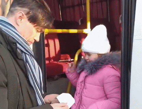 우크라이나의 수도 키예프에서 한 남성이 딸에게 작별인사를 하며 오열하고 있다. /영상=트위터