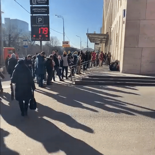 러시아 모스크바의 한 은행 앞에 현금을 인출하려는 사람들이 줄을 서 있다. /사진=트위터