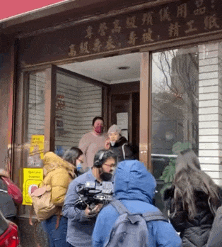 지난달 중순 맨해튼 차이나타운의 한 거리에서 아시아계 여성들이 호신용품을 받기 위해 줄 서서 기다리고 있다.사진=트위터 Evelyn Yang