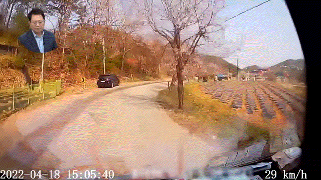 지난 18일 블랙박스 차량 운전자 A씨는 경기 연천군 한 시골길 1차선 도로를 달리다 도로 중앙까지 뻗어 나온 가느다란 나뭇가지에 차량이 걸려 넘어지는 사고를 겪었다./사진=유튜브 '한문철 TV'