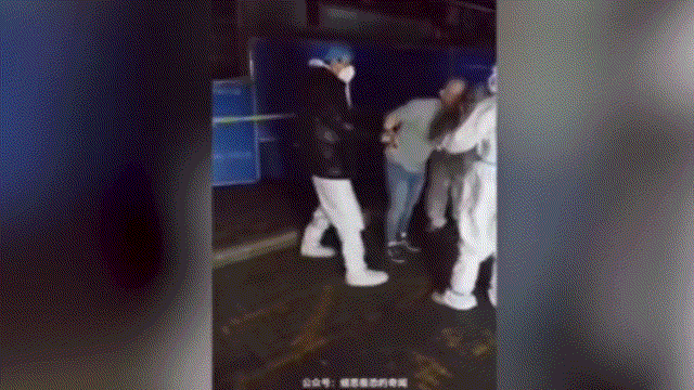최근 중국 상하이에서 한 백인 남성이 철조망을 뚫고 도망치려다 방역당국 관계자 4명에게 붙잡히는 영상이 SNS(사회관계망서비스)에 공유되고 있다./사진=트위터