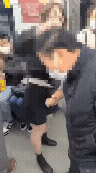 서울 도심 지하철에서 술에 취한 20대 여성이 60대 남성을 폭행했다. /사진=유튜브 채널 BMW TV