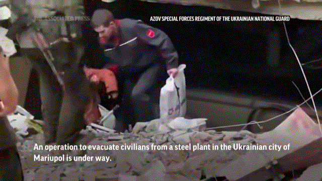 우크라이나가 지난 1일(현지시간) 유엔·적십자사와 함께 마리우폴 제철소에 고립된 민간인 약 100명을 대피시켰다./AP=뉴시스