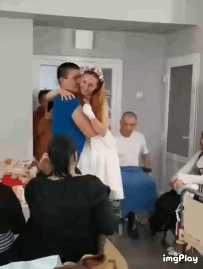 우크라이나에서 지뢰를 밟아 두 다리를 잃은 간호사가 병원에서 조촐한 결혼식을 올린 사연이 지난 2일(현지시간) SNS에 전해졌다./사진=트위터