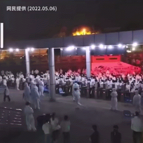 지난 6일 저녁 애플 맥북 제조업체인 대만 콴타컴퓨터의 상하이 공장에서 직원들이 공장 입구 펜스를 뛰어넘는 모습이 중국 SNS(사회관계망서비스)에 공유되고 있다./사진=트위터