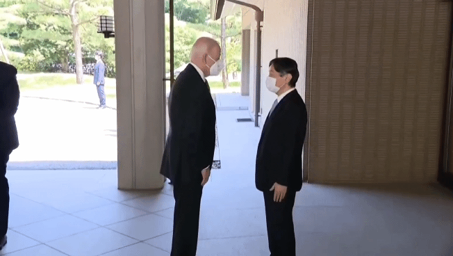 23일 오전 9시56분쯤 도쿄 소재 일왕 거처인 고쿄에서 조 바이든 미국 대통령은 나루히토 일왕을 만나 양손을 앞으로 내밀었지만 악수를 청하지 않고 손을 거뒀다./사진=AFPBBNews=뉴스1