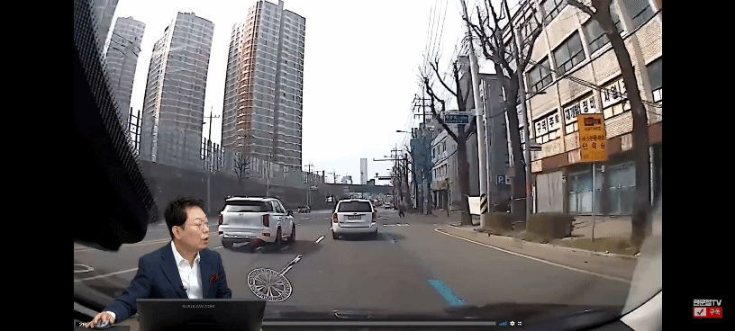 지난 3월 22일 오후 2시쯤 광주 동구 한 도로에서 한 남성이 앞차에 달려들려다 방향을 바꿔 뒤차에 몸을 박았다./사진=한문철TV