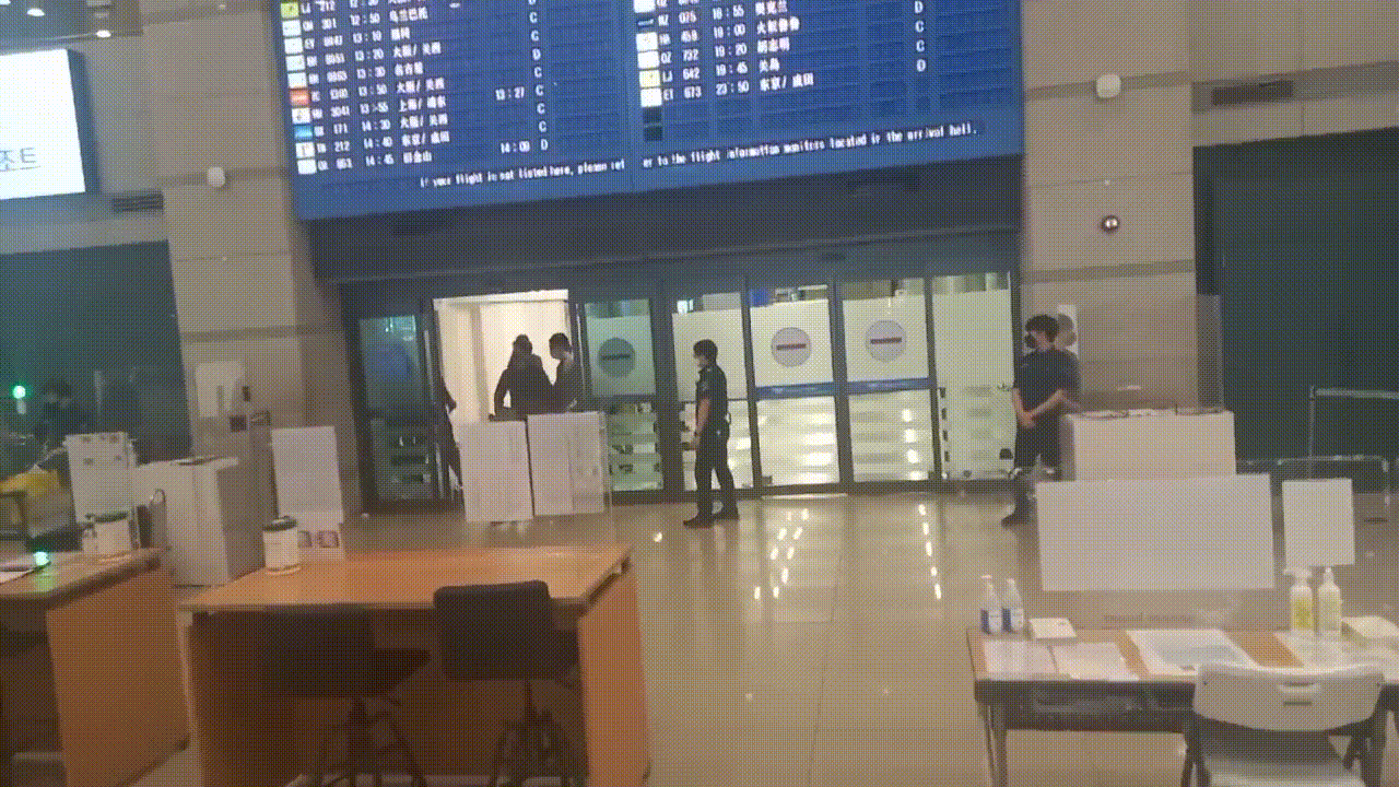 이근 전 대위가 27일 오전 9시17분에 인천국제공항 1층 입국장에 모습을 드러내고 있다./사진=김성진 기자