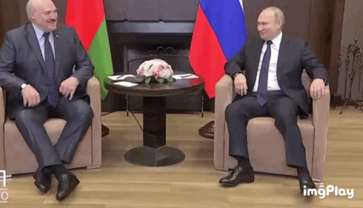 지난 23일(현지시간) 알렉산드르 루크셴코 벨라루스 대통령과 회담하는 블라디미르 푸틴 러시아 대통령/사진=트위터