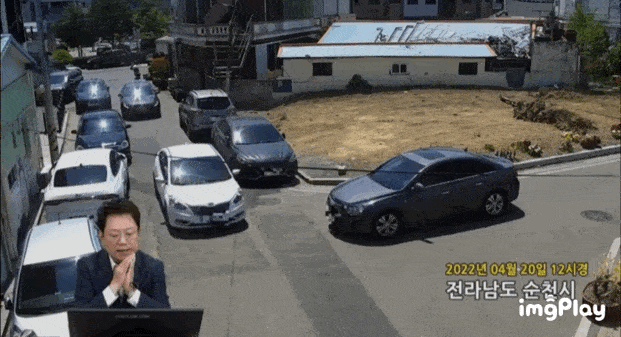 주차된 차의 사이드미러를 가볍게 스치는 접촉 사고 상황 /사진=유튜브 한문철 TV