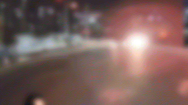 지난 5일 새벽 1시쯤 경남 김해 한 왕복 6차로에서 한 오토바이 운전자가 미성년자를 태우고 질주하다 차량을 들이받았다./사진=한문철TV
