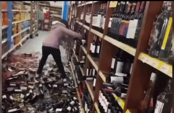 15일(현지시간)데일리메일에 따르면 지난 13일 슈퍼마켓 직원 에블린 롤단(25)은 해고되자 분노를 참지 못하고 와인 수백 병을 바닥에 내동댕이쳐 깨트렸다. /사진=트위터