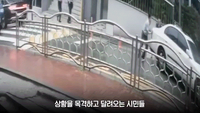 이달 서울 동대문구 한 주택가에서 배달기사가 차량 밑에 깔리는 사고가 발생했다. 시민과 경찰관은 힘을 모아 배달기사를 구출했다./사진=서울경찰 페이스북