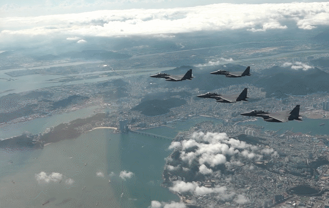 부산 상공을 초계비행하는 F-15K 편대. /사진제공=공군 영상 캡처  