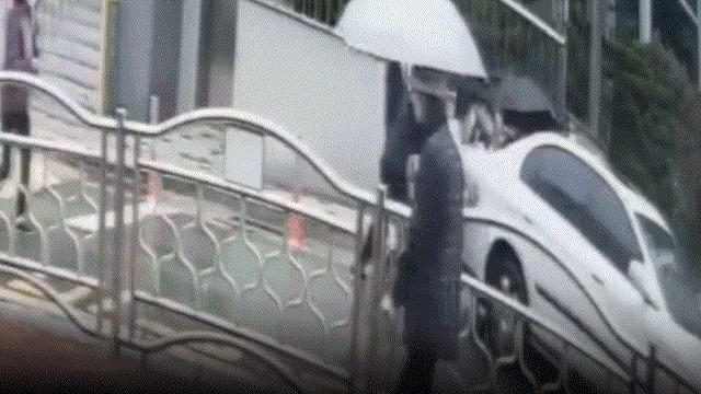 이달 서울 동대문구 한 주택가에서 배달기사가 차량 밑에 깔리는 사고가 발생했다. 시민과 경찰관은 힘을 모아 배달기사를 구출했다./사진=서울경찰 페이스북
