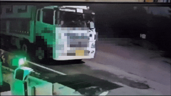 지난 19일 오전 2시47분 광주 북구 일곡동 헤아림 장례식장 인근 도로서 한 남성이 대형 트럭의 유리창을 깨고 침입한 뒤 태블릿PC를 훔치고 있다/사진=온라인 커뮤니티 보배드림 