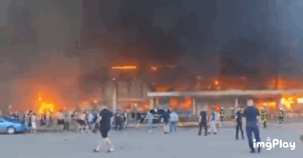27일(현지시간) 러시아 미사일 공격으로 불에 타고 있는 우크라이나 크레멘추크의 쇼핑센터 /사진=트위터